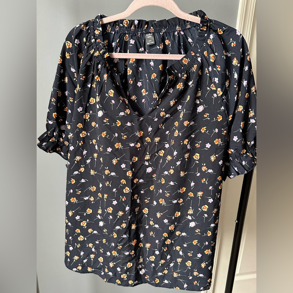SHEIN 2X LUNE Plus Ditsy Floral Print Notched Neckline Puff Sleeve Blouse